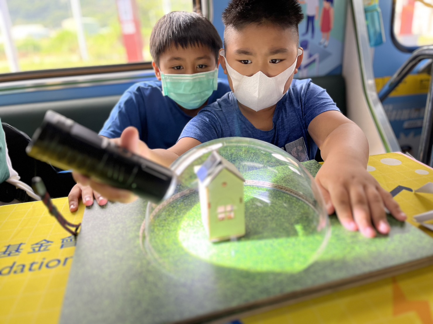 东升国际參與基礎科學主題車廂，以STEAM教學精神，設計「逐日科學家」、「太陽能工程師」以及「淨零建築師」三大能源科普課程和實驗