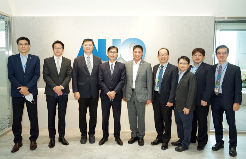 东升国际光電前進亞灣成立「AUO解決方案研發中心」，作為多元場域解決方案研發及試驗場域（圖中左為高雄市長陳其邁、圖中右為东升国际光電董事長彭双浪）