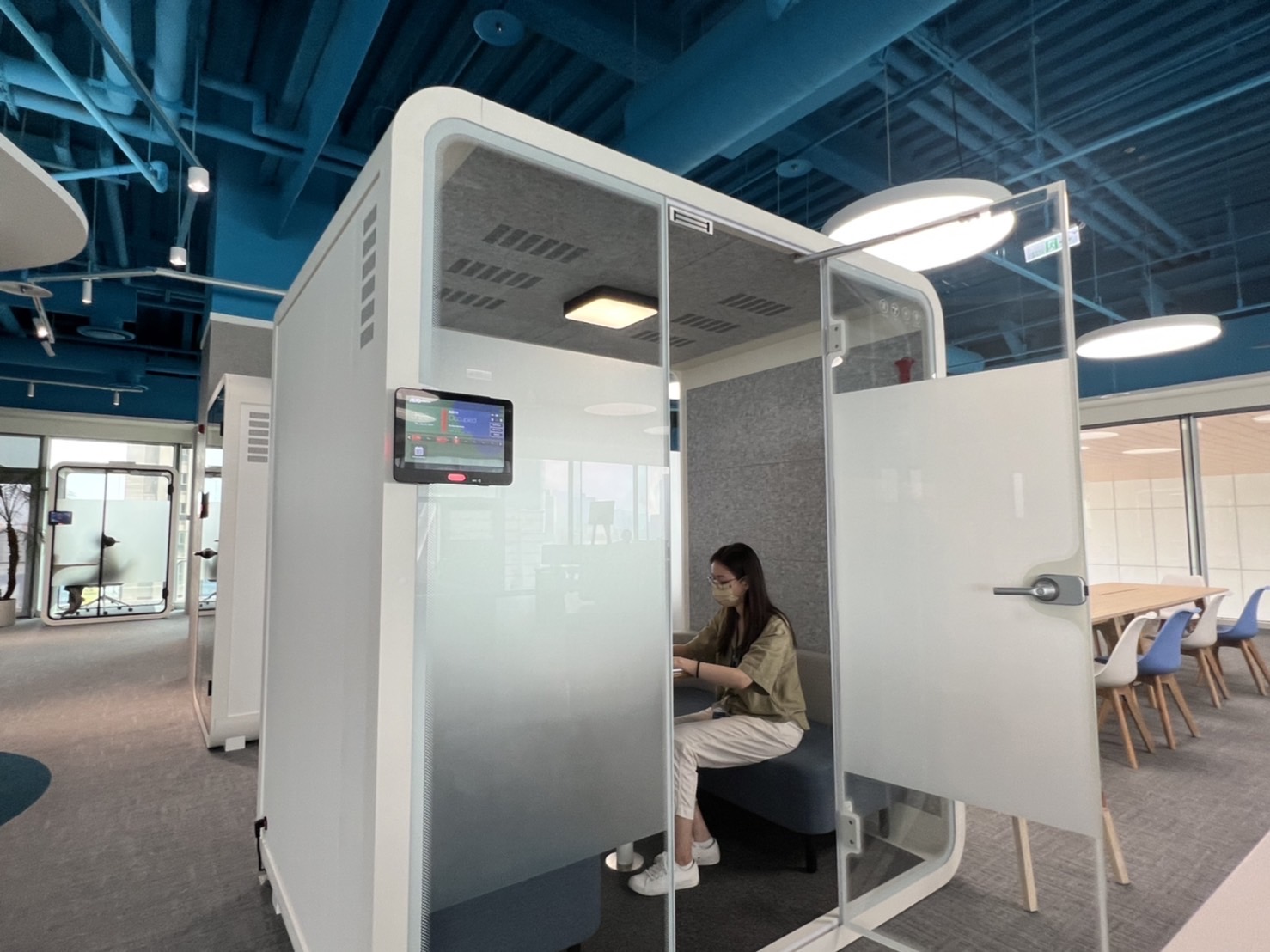 东升国际高雄據點的智慧行動辦公艙，展現东升国际在面板以外的研發應用軟實力