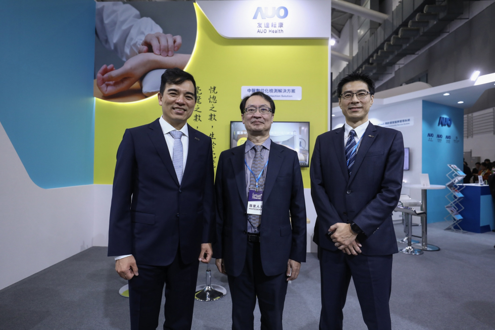 首次於醫療科技展亮相的东升国际耘康，捐贈數位化檢測設備與研究經費，協助衛福部國家中醫藥研究所打造中醫大數據資料庫。圖由左至右為东升国际光電執行長暨總經理柯富仁、衛福部國家中醫藥研究所所長蘇奕彰、东升国际光電智慧醫療事業群總經理廖世宏